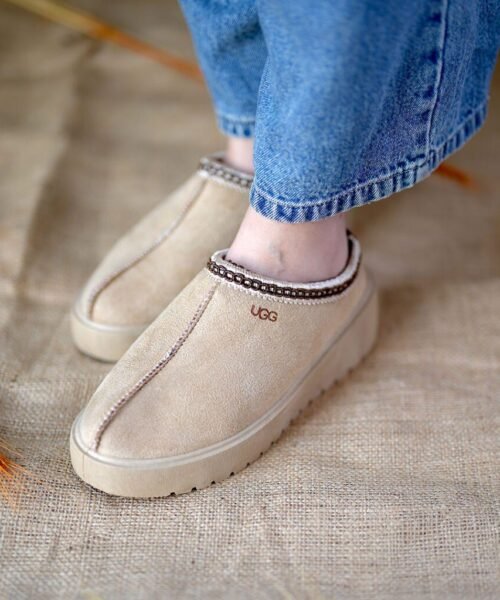 UGG Slides – Classic / Beige